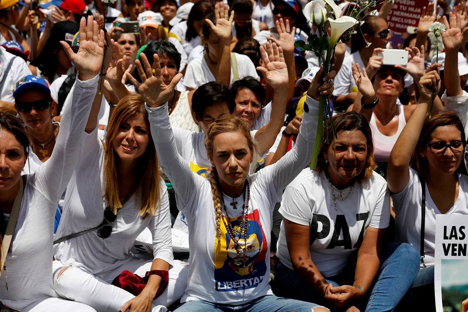 Foto della marcia delle signore in bianco. In prima fila Lilian Tintori. Queste e altre foto sono state riprese da molti siti internazionali e da alcune associazioni femministe italiane (Se non ora quando). Che invece hanno trascurato l'analoga marcia delle donne in rosso guidate dalla ministra per le pari opportunità